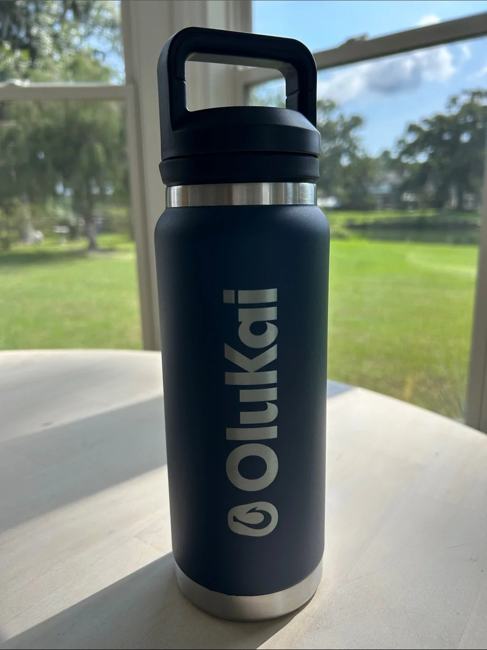 NEW Stainless Olukai 28 oz Water Bottle - Picture 1 of 8